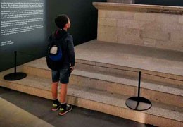 Poteau à corde élastique : la solution idéale pour la mise à distance sécurisée dans les musées